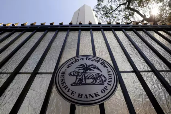 தடலாடியாக 'இந்த' வங்கி உரிமத்தை ரத்து செய்தது RBI.. மக்களின் பணத்திற்கு என்ன பதில்..!! 