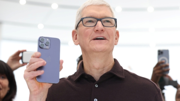 ஆப்பிள்: சொல்வது ஒன்னு, செய்வது ஒன்னு.. கலாய்த்து தள்ளும் நெட்டிசன்கள்.. பல்பு வாங்கிய டிம் குக்..!!