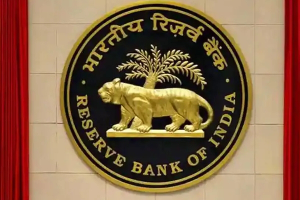 RBI அலுவலகத்தில் வரிசை கட்டி நிற்கும் மக்கள்.. எதற்காக தெரியுமா..? 