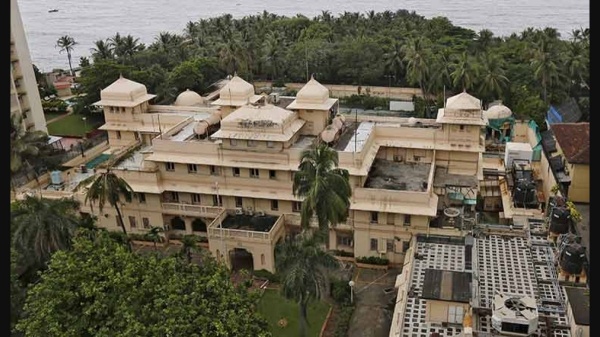 விஜய் மல்லையா பார்ட்டியில் மலர்ந்த காதல்.. ரூ.750 கோடி மாளிகையில் ராஜ வாழ்க்கை வாழும் நடாஷா..! 