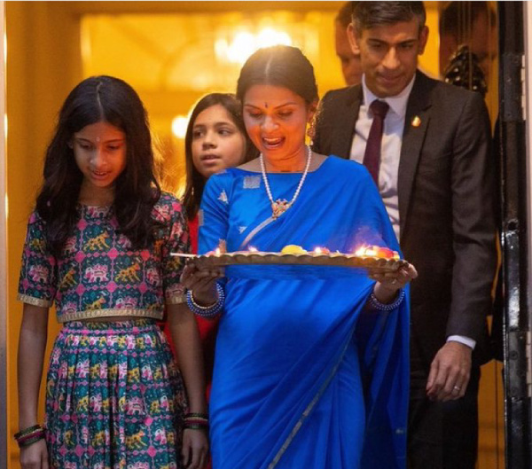 தீபாவளி கொண்டாட்டத்தில் அக்ஷதா மூர்த்தி அணிந்திருந்த கந்தபெருண்டா நெக்லஸ்.. அப்படி என்ன ஸ்பெஷல்? தீபாவளி கொண்டாட்டத்தில் அக்ஷதா மூர்த்தி அணிந்திருந்த கந்தபெருண்டா நெக்லஸ்.. அப்படி என்ன ஸ்பெஷல்?