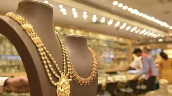 தங்கம் விலை 490 ரூபாய் உயர்வு.. திருமண சீசன் துவங்கும் நேரத்தில் இப்படியா நடக்கனும்..!! 