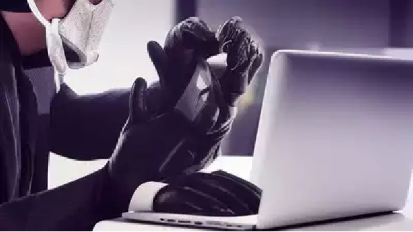 தந்தை நண்பர் என்று போனில் பேசிய  மோசடி நபர்.. கண் முன்பே ரூ.1 லட்சத்தை இழந்த பெங்களூரு பெண்மணி 