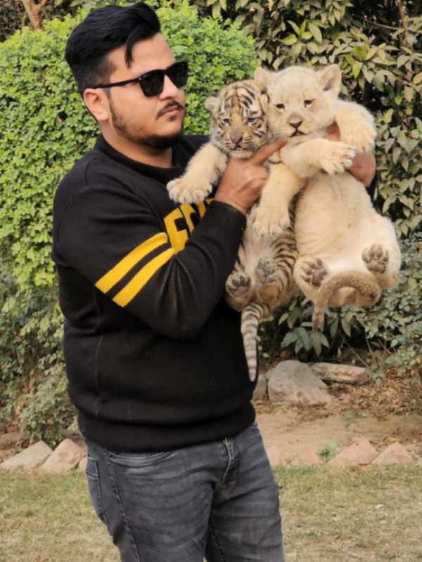 ஜாலியாக புலியுடன் வாக்கிங் சென்ற சிறுவன்.. பாகிஸ்தான் யூடியூபரின் டிரென்டிங் வீடியோ..! 