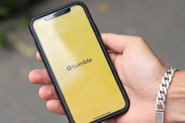 டேட்டிங் போன இடத்தில் மோசடி.. ஹோட்டல் முதலாளி உடன் இளம் பெண்கள் தொடர்பு..! 