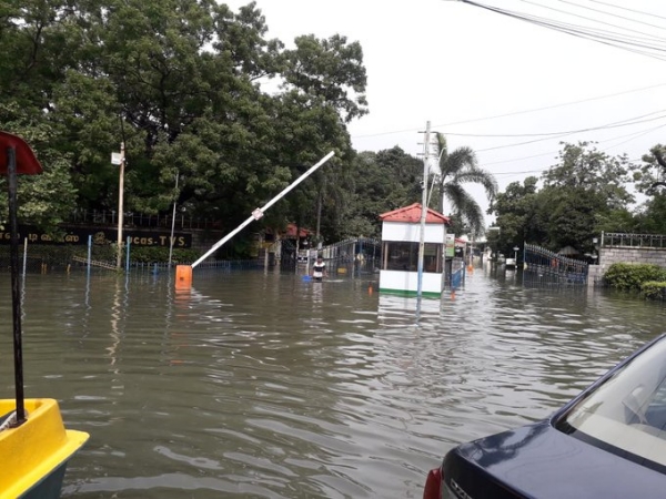 தண்ணீரில் மிதக்கும் டிவிஎஸ் தொழிற்சாலை.. சென்னை மழையின் ருத்ர தாண்டவம்..!! 