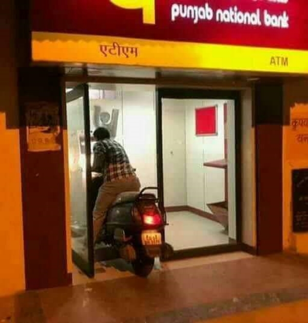 செல்லத்துக்கு ஒரு விருது கொடுங்க சார்.. ஏடிஎம் சென்டருக்குள் வண்டியை விட்ட கில்லாடி..!! 