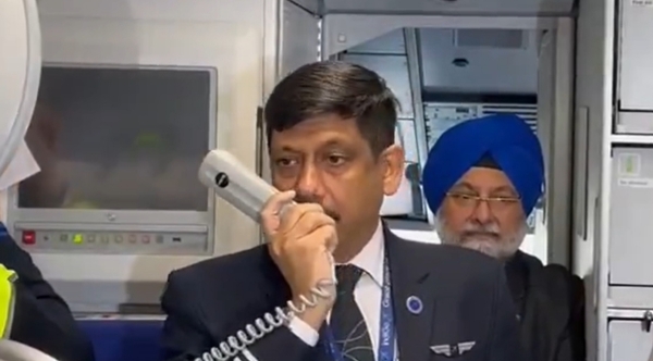 அயோத்தி வால்மீகி விமான நிலையத்திற்கு வந்த முதல் விமானம்.. பைலட் செய்ததை பாத்தீங்களா..!!