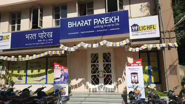 யாரு சாமி நீ..!! எல்ஐசி சேர்மன்-ஐ காட்டிலும் அதிகம் சம்பாதிக்கும் எல்ஐசி ஏஜெண்ட்..!! யாரு சாமி நீ..!! எல்ஐசி சேர்மன்-ஐ காட்டிலும் அதிகம் சம்பாதிக்கும் எல்ஐசி ஏஜெண்ட்..!!