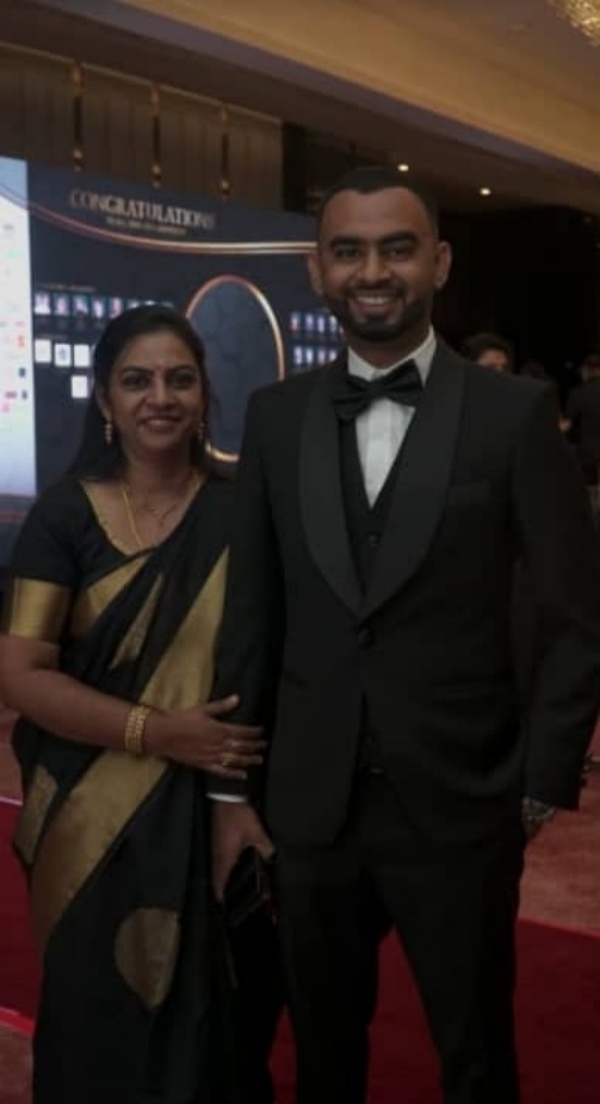 மலேசியாவின் இளம் தொழிலதிபர் விருது.. உழைப்பால் உயர்ந்த  தமிழ் இளைஞர் நவீந்திரன் 