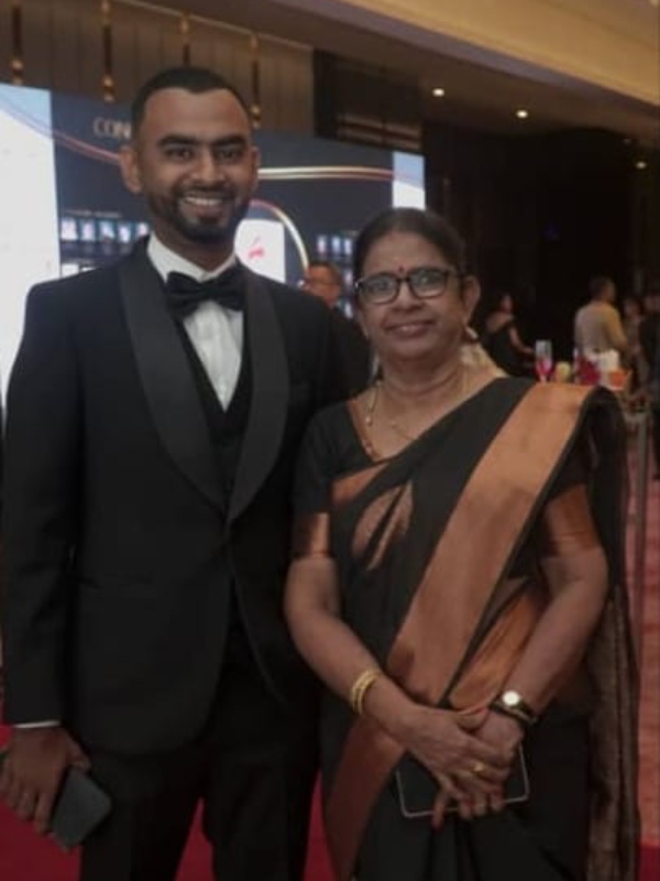 மலேசியாவின் இளம் தொழிலதிபர் விருது.. உழைப்பால் உயர்ந்த  தமிழ் இளைஞர் நவீந்திரன் 