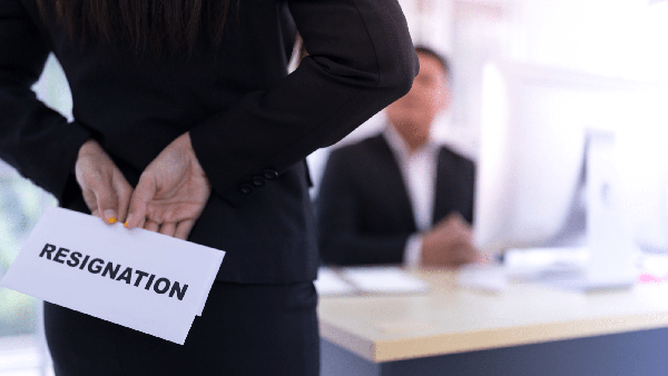 கிரீஸ் டப்பாவை எப்படி உதைச்சீங்க.. பழிவாங்கத் தயாராகும் ஊழியர்கள்..!! 