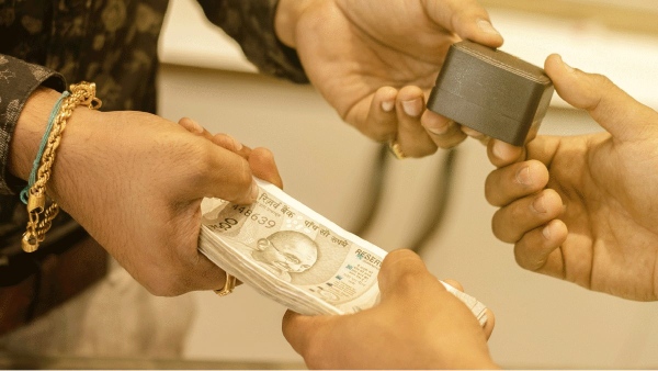 பழைய தங்க நகைகளை விற்பது சாதாரண விஷயமில்லை.. என்னவெல்லாம் நடக்குது தெரியுமா..? பழைய தங்க நகைகளை விற்பது சாதாரண விஷயமில்லை.. என்னவெல்லாம் நடக்குது தெரியுமா..?