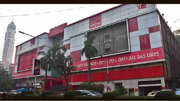 மும்பை-யின் முதல் ஷாப்பிங் மால் சோபோ சென்ட்ரல் மால் நிலைமையை  பார்த்தீங்களா..?!! 