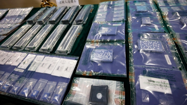 போலி வைரத்தை வைத்து பெரும் மோசடி.. இப்படியெல்லாம் கூட நடக்குதா? ஆடிப்போன சுங்கவரி துறை..!! 