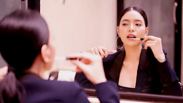 ஆண்களை உற்சாகப்படுத்த பெண்களை மேக்அப் போடச் சொன்ன உயர் அதிகாரி.. வறுத்தெடுக்கும் நெட்டிசன்கள் ஆண்களை உற்சாகப்படுத்த பெண்களை மேக்அப் போடச் சொன்ன உயர் அதிகாரி.. வறுத்தெடுக்கும் நெட்டிசன்கள்