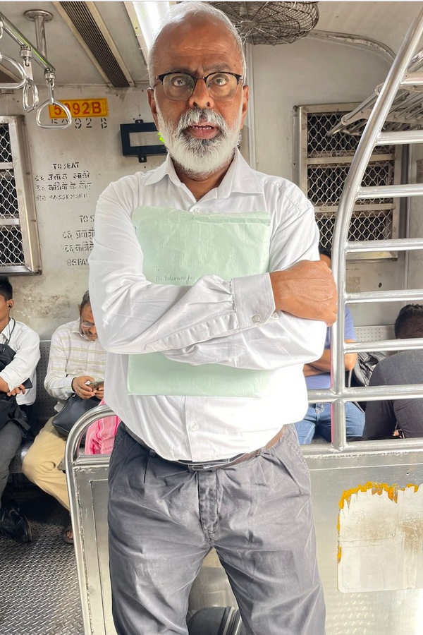 லோக்கல் டிரைனில் இவரா.. ஒட்டுமொத்த மும்பை மக்களும் ஷாக்..!! 