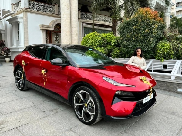 முகேஷ் அம்பானியிடம் இல்லாத காரை வாங்கி அசத்திய ஹைதராபாத் பெண்.. விலை மட்டும் கேட்காதீங்க ப்ளீஸ்..!!