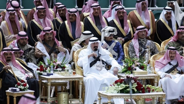 இந்த குடும்பத்திற்கு முன்னாடி.. அம்பானி குடும்பம் எல்லாம் ஓன்னுமே இல்லை..!! 