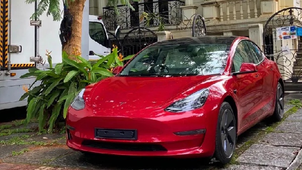 பெங்களூரை தெறிக்க விட்ட சிவப்பு நிற டெஸ்லா எக்ஸ் கார்.. அதுவும் துபாய் நம்பர் பிளேட்..!! 