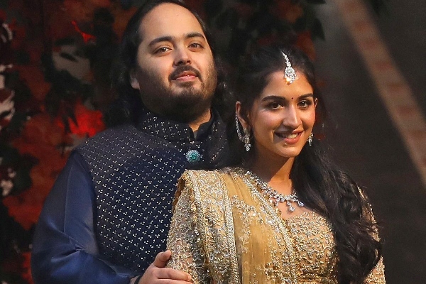 அம்பானி வீட்டு மருமகள்.. யார் இந்த ராதிகா மெர்ச்சன்ட்..?! 