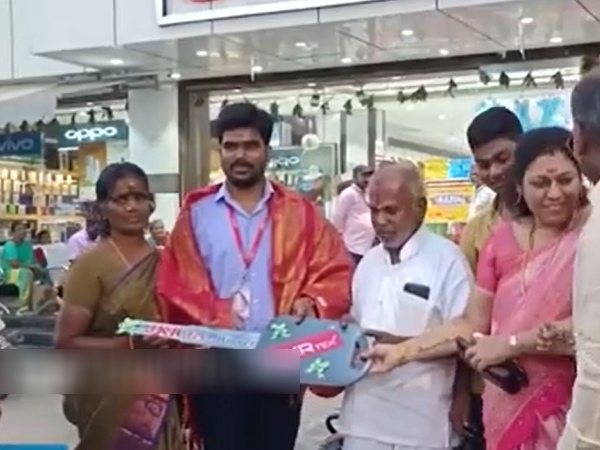 பொங்கல் பரிசாக புது பைக் கொடுத்த துணி கடை முதலாளி.. ஊழியர்களுக்கு இன்ப அதிர்ச்சி.. வார்த்தையே வரல..!