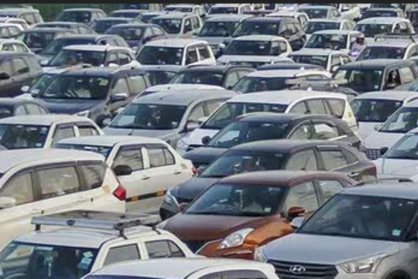 பஜ்ஜி, போண்டா கணக்கா கார் விற்பனை.. இந்தியாவுல என்ன நடக்குது?! 