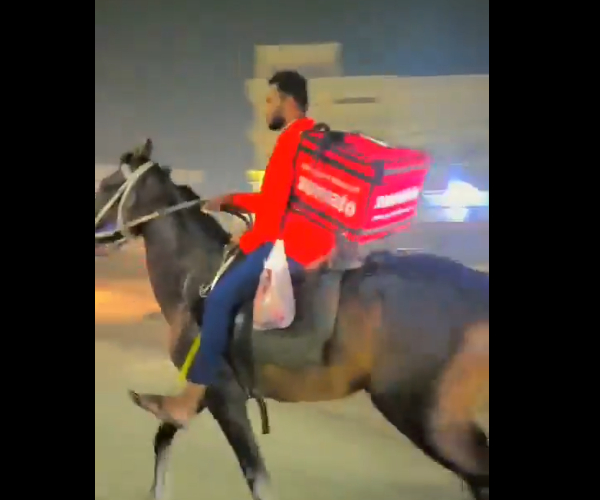 பசுபதி எடுறா குதிரைய... பெட்ரோல் தட்டுப்பாட்டால் குதிரையில் சோமேட்டோ டெலிவரி.. செம வீடியோ..!! பசுபதி எடுறா குதிரைய... பெட்ரோல் தட்டுப்பாட்டால் குதிரையில் சோமேட்டோ டெலிவரி.. செம வீடியோ..!!