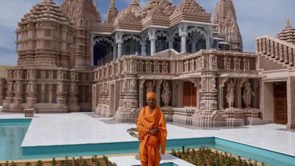 பல லட்சம் சம்பளத்தை தூக்கியெறிந்து, அபுதாபி BAPS கோவிலி பணியாற்றும் முதலீட்டு வங்கியாளர் விஷால்..! 