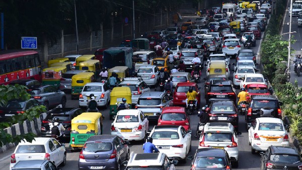 அப்பப்பா, என்னா டிராபிக்கு.. பெங்களூர் பெருமையை உலகமே பேசுது..!! 