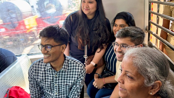 நிர்மலா சீதாராமன் மும்பை லோக்கல் ரயில் திடீர் பயணம்.. எதற்காகத் தெரியுமா..? 