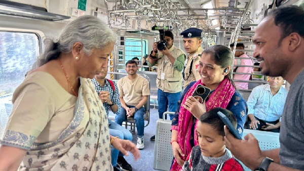 நிர்மலா சீதாராமன் மும்பை லோக்கல் ரயில் திடீர் பயணம்.. எதற்காகத் தெரியுமா..? 