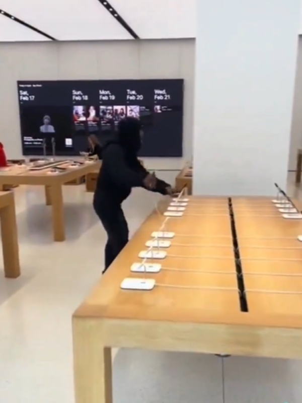 பட்டப்பகலில் ஆப்பிள் ஸ்டோரில் 40 ஐபோன்கள் திருட்டு - வைரலான வீடியோ 