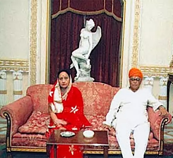 TATA Sons நிறுவனத்தில் ஒரேயொரு பங்கு வைத்திருக்கும் மர்ம நபர்? யார் இவர்?! JRD டாடா-வுடன் நெருக்கம்!