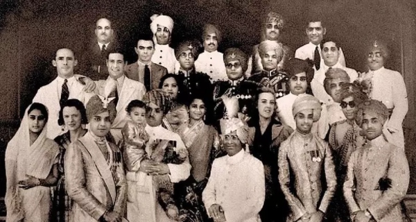 TATA Sons நிறுவனத்தில் ஒரேயொரு பங்கு வைத்திருக்கும் மர்ம நபர்? யார் இவர்?! JRD டாடா-வுடன் நெருக்கம்!