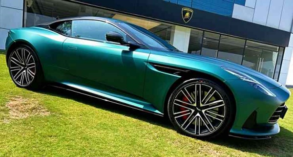 அண்ணனுக்கு ஒரு கார் பார்சல்.. உணவு டெலிவரி செய்து ரூ.4.59 கோடி காரை வாங்கிய தீபிந்தர் கோயல்..! 