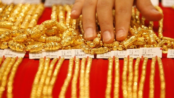 தங்கம் விலை மீண்டும் உயர்வு.. இனி இதுதான் நிரந்தரமா? சாமானிய மக்களால் தங்கத்தை வாங்கவே முடியாதா..? தங்கம் விலை மீண்டும் உயர்வு.. இனி இதுதான் நிரந்தரமா? சாமானிய மக்களால் தங்கத்தை வாங்கவே முடியாதா..?