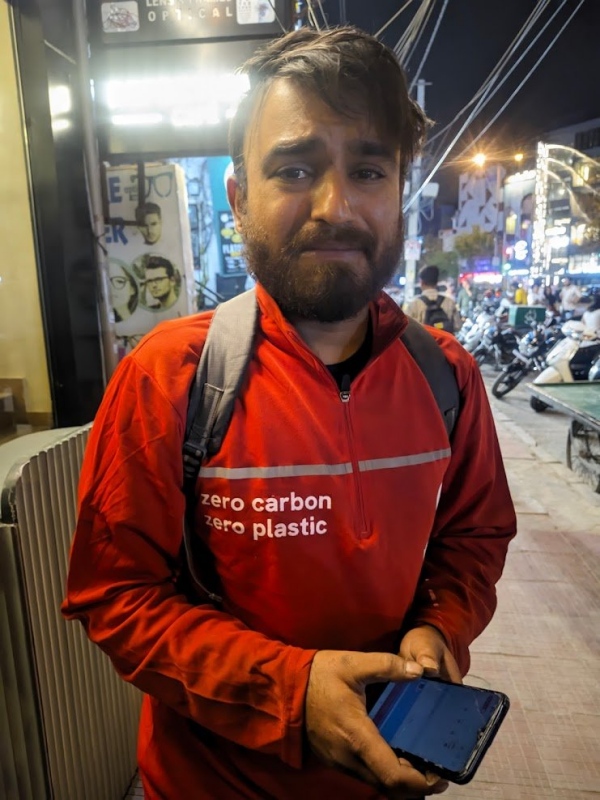 நடுரோட்டில் கதறி அழுத சோமாட்டோ ஊழியர்.. இந்தியா முழுக்க இதைபற்றி தான் பேச்சு..!!