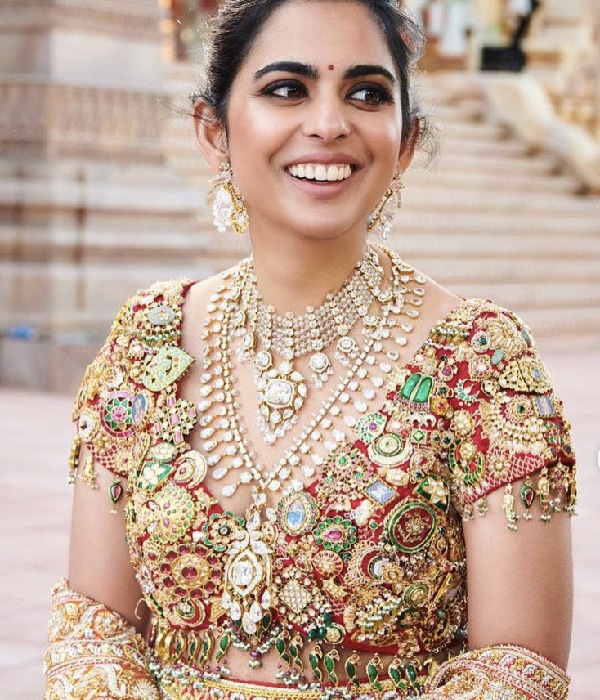  நீதா அம்பானியை விடுங்க.. ஈஷா அம்பானி டிரஸ்-ஐ பாருங்க.. எல்லாமே வைரம், மரகதம்..! 