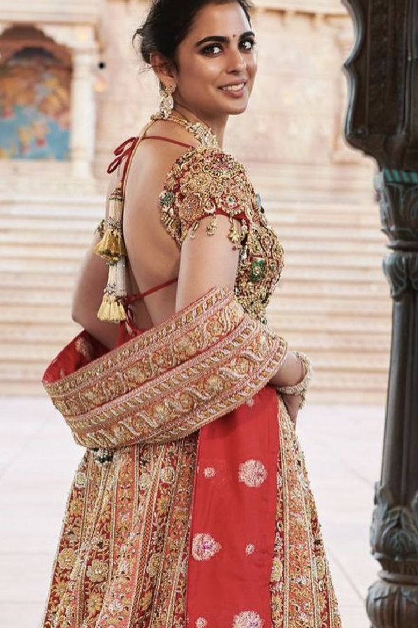  நீதா அம்பானியை விடுங்க.. ஈஷா அம்பானி டிரஸ்-ஐ பாருங்க.. எல்லாமே வைரம், மரகதம்..! 