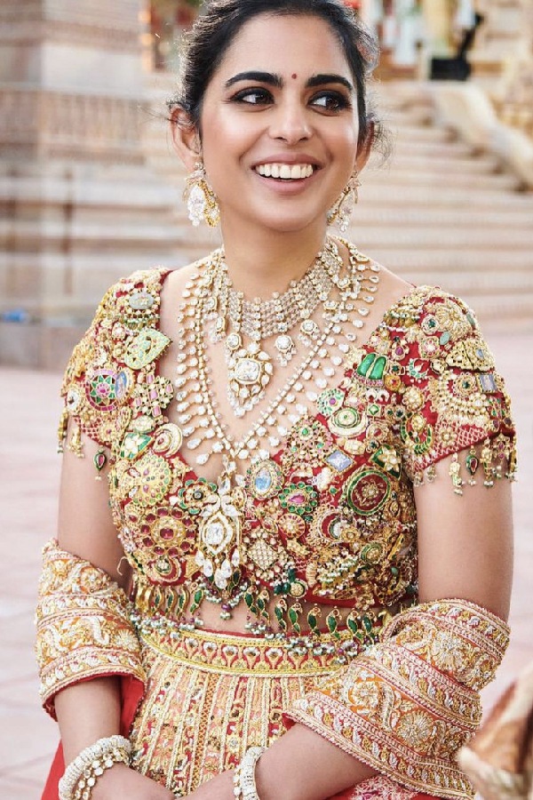  நீதா அம்பானியை விடுங்க.. ஈஷா அம்பானி டிரஸ்-ஐ பாருங்க.. எல்லாமே வைரம், மரகதம்..! 