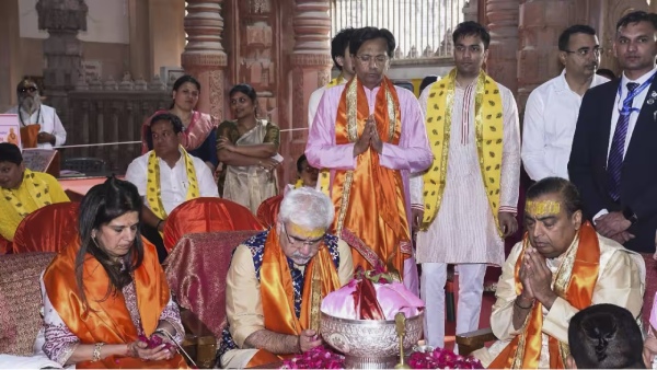 முகேஷ் அம்பானி திடீர் கோவில் விசிட்.. அட கூடப் போனது யாருன்னு பாத்தீங்களா..! 