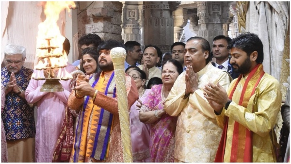 முகேஷ் அம்பானி திடீர் கோவில் விசிட்.. அட கூடப் போனது யாருன்னு பாத்தீங்களா..! 