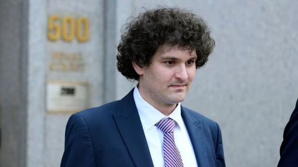 அமெரிக்காவையே அதிர வைத்த நிதி மோசடி.. கிரிப்டோ கிங் பேங்க்மேன் ஃபிரைடுக்கு 25 ஆண்டுகள் சிறை