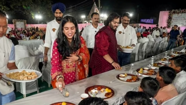 அம்பானி வீட்டு  விசேஷம்: சாப்பாட்டுக்கு மட்டும் எவ்வளவு செலவானது தெரியுமா..?