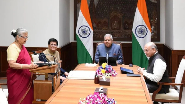 ராஜியசபா உறுப்பினர் சுதா மூர்த்தி முகத்தில் எவ்வளவு சிரிப்பு பாருங்க! Infosys நாராயண மூர்த்தி ஹேப்பி