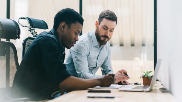 அடிக்கடி வேலையை மாற்றுவது, வளர்ச்சியை பாதிக்குமா? – நிபுணர்கள் தரும் விளக்கம் 