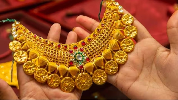 தங்கம் விலை வரலாற்று உச்சம்.. ஒரு பவுன் 53000 தாண்டியாச்சு.. எங்குபோய் முடியும்..? 