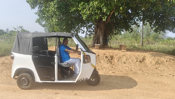 ரோல்ஸ் ராய்ஸ் வாங்க வேண்டிய ஸ்ரீதர் வேம்பு புதுசா ஆட்டோ வாங்கியிருக்கார்.. மனுஷன் வேற லெவல்ப்பா..! 