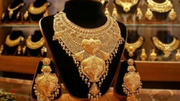 வரலாற்று உச்சத்தில் தங்கம் விலை.. சென்னை, கோவை, மதுரை மக்கள் சோகம்.. இனி தங்கத்தை வாங்கவே முடியாதா? 